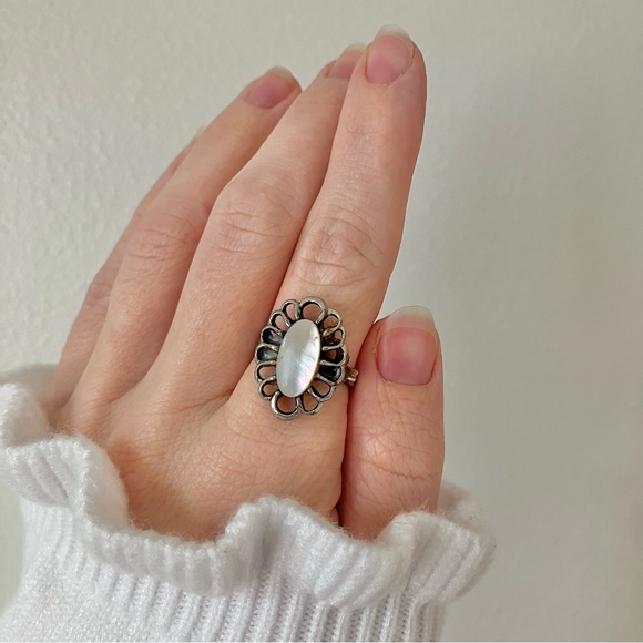 Mother of Pearl Silver Flower Oval Ring Vintage “Pearlette” Beach Neutral White - Picture 12 of 12